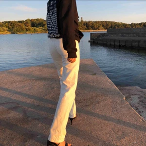 Arket jeans - Lånade bilder. Säljer dessa krämvita jeansen från arket. De är nästan aldrig använda och är i lågmidjade/midwaist. 