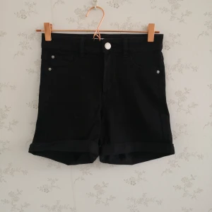 Shorts CUBUS - Jättefina svarta shorts från cubus. Högmidjade sköna jeans shorts, sitter som en smäck och är använt max 2 gånger. Storlek S. 