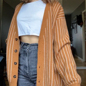 Kofta forever 21 M - En kofta från forever 21 Istorlek M, men sitter även bra, lite oversized på mig med storlek S. Den är väldigt varm och skön, och även i bra skick.