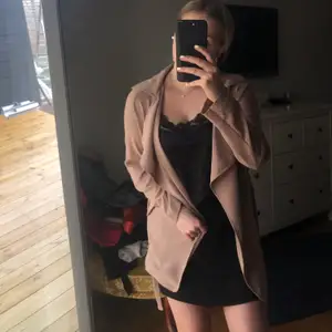 Beige vårkappa från BikBok, kan frakta o mötas upp💖