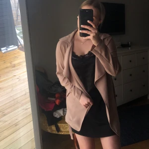 Kappa - Beige vårkappa från BikBok, kan frakta o mötas upp💖