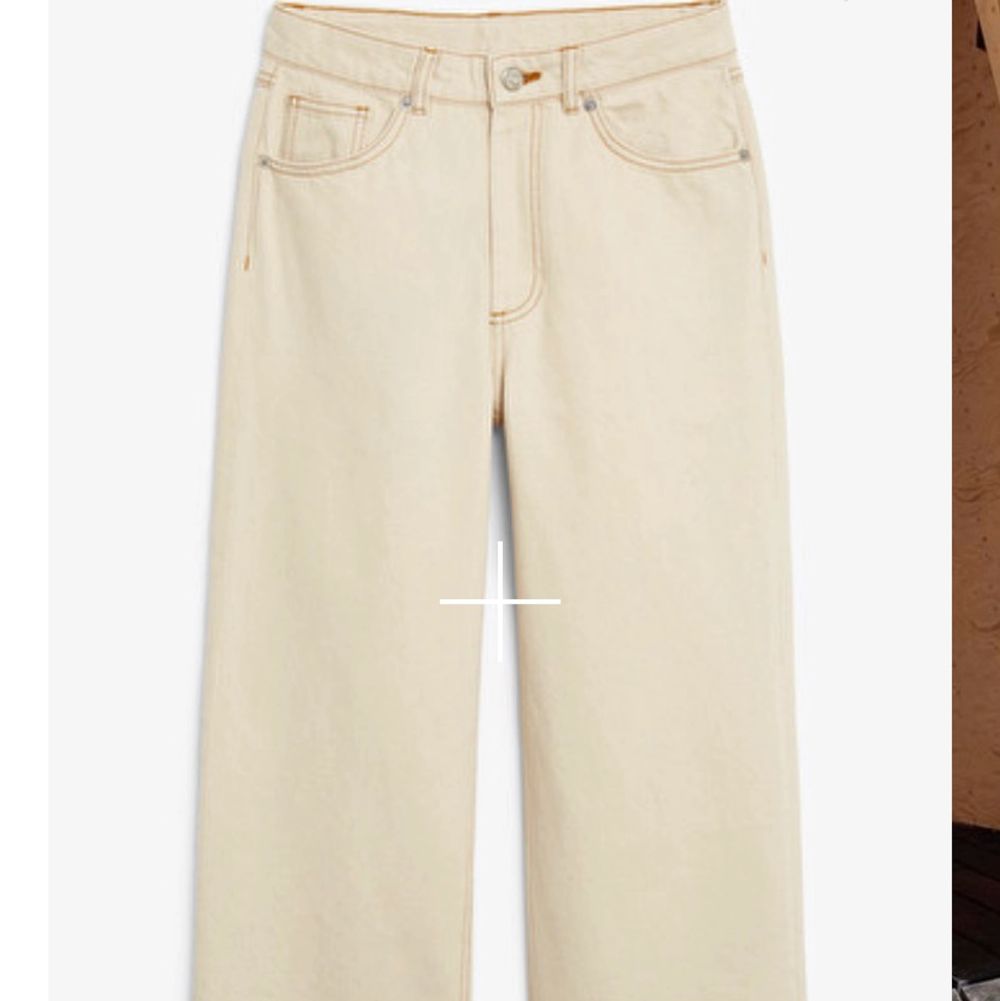 Ett par vida lite kortare jeans från monki i modellen Mozik. Storlek 26 men passar även på mig som har storlek 25, och är i jättefint skick. . Jeans & Byxor.