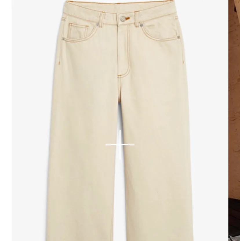 Ett par vida lite kortare jeans från monki i modellen Mozik. Storlek 26 men passar även på mig som har storlek 25, och är i jättefint skick. . Jeans & Byxor.