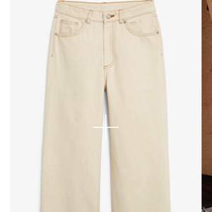 Ett par vida lite kortare jeans från monki i modellen Mozik. Storlek 26 men passar även på mig som har storlek 25, och är i jättefint skick. 