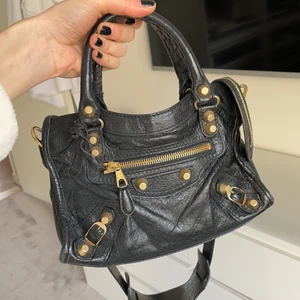 Balenciaga City Mini Bag  - Säljer min älskade Balenciaga väska! Superfint skick. Är flera intresserade är det budgivning som gäller! Kvitto finns. Skickas endast spårbart 66kr. Köpare står för frakt! 