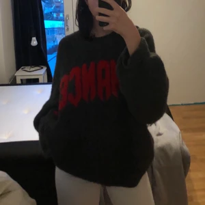 stickad oversized tröja - säljer denna stickade tröja i oversize-modell som det står romancer på. tröjan köptes på weekday och är i gott skick 🤩 skriv gärna för fler bilder!