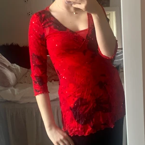 Top köpt second hand - Så fin, lite längre topp men används inte som den borde!! Den kommer ursprungligen från Kappahl!