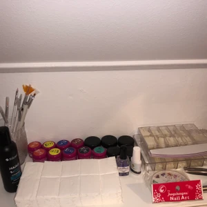 Startkit gelénaglar - Jag säljer nu detta startkit då det inte kommer till användning eftersom jag inte var så bra på det och hade ej tiden för att bli bättre heller. I detta paket innehåller det 9 färger, vit och rosa uv gel, samt clear och french pink, kommer även med en cover. Över 500st tippar, nagelsax och några små detaljer. 15st penslar (vissa e använda), samt en cleaner och över 150st luddfria pads. Det tillkommer även nagellim. Dessutom 3st nagelfilar. Inte nog med det kommer det dessutom en uvlampa. Jag köpte allt detta runt 1600kr och lägger det till ett bra pris. (Var medveten om att vissa saker här HAR används) om det skulle vara så att man vill ha en specifik sak är det bara att kontakta mig så ser vi hur det blir! Priset kan även diskuteras vid intresse! Köparen står även för frakt.