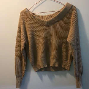 Stickad träna från ginatricot  - Bra skick. Använd få gånger. Storlek XS. Nypris 350kr. Köparen står för frakt 