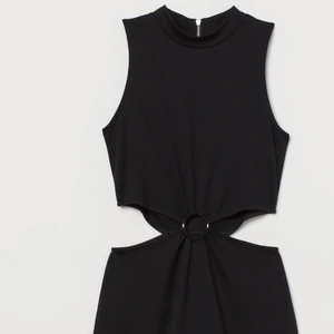 Euphoria klänning - Helt ny svart figurnära klänning i storlek S. Den är aldrig använd och har prislappen kvar. Klänningen är öppen på sidorna och har en ring i mitten, samt en kort dragkedja på ryggen. Prefekt om man ska gå på fest med euphoria tema!🥰