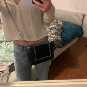 Väska - Liten väska från primark. Lite utrymme men räcker till mobil, plånbok, nycklar osv. Den har ett litet fack inuti och öppnat med magnet knapp. Köparen står för frakt! :)