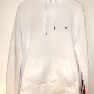 Tommy Hilfiger, tape hoodie - Säljer nu denna huvtröjan av märket Tommy Hilfiger. Tröjan är storleken L, perfekt skick. Sällsynt exemplar med tape rygg/ärm. Nypris: 1899:-