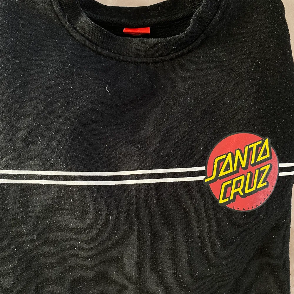 Sweatshirt från santa cruz svart med sträck över bröstet samt litet märke, stort märke på ryggen | strl L | frakt tillkommer. Tröjor & Koftor.