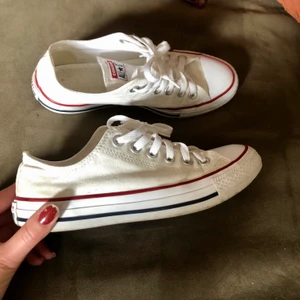 Converse - Vita converse i bra skick! Köpte de precis här på Plick men var tyvärr fel storlek för mig🥺 