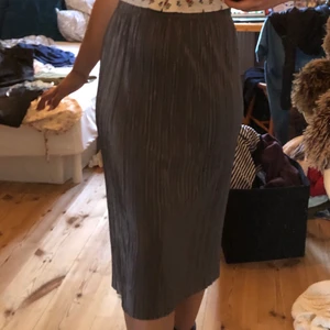 Urban outfitters midi skirt  - Cool silver kjol köpt på Urban Outfitters. Bekväm och sitter fint. Säljer en likadan i röd.