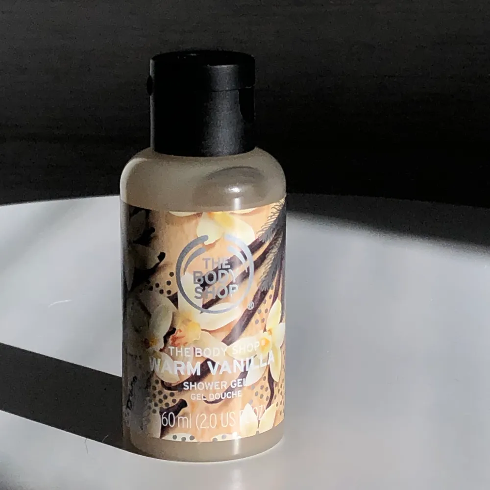 En limited edition shower gel i doften warm vanilla 50ml. Oanvänd, frakten ingår i priset:). Övrigt.