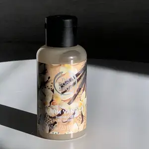 En limited edition shower gel i doften warm vanilla 50ml. Oanvänd, frakten ingår i priset:)