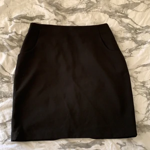 Kjol  - Kjol från h&m med dragkedja därbak och två fickor jättefint skick, knappt använt 