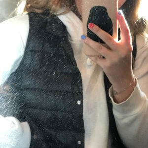 Svart väst!  - Superfin väst nu till våren och sommaren! Västen kommer ifrån mango och är använd en vår! Den är en M men passar en S också! Köper står för frakten men kan också mötas upp i Stockholm🦋🤪