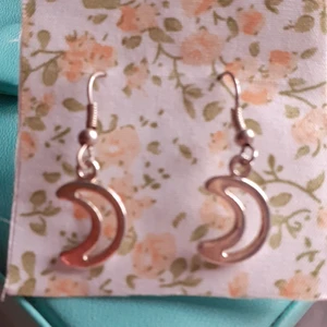 örhängen - Ett par mån örhängen alldrig använda 