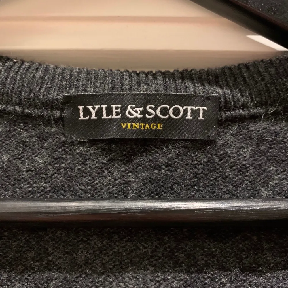 assnygg trendig tröja från lyle and scott vintage! passar till allt💞 skickas spårbart! SMALL/S! Nyskick 100% ull!💕 Hör av dig vid intresse!. Tröjor & Koftor.