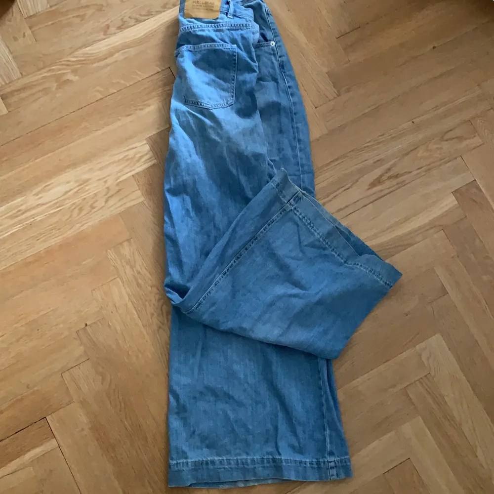 Ett par supersnygga wide leg jeans från pull and bear. Säljer då de tyvärr inte passar längre. 80kr exl. Frakt. Kan också mötas upp i Stockholm.😊. Jeans & Byxor.