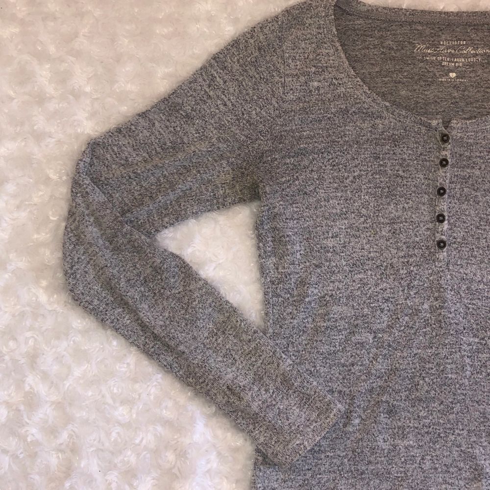 Långärmad grå tröja med knappar🤍 superskönt och frun tröja från Hollister med bruna små knappar mellan brösten☺️ passar både M och S. Tröjor & Koftor.