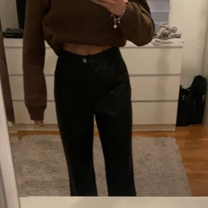 Skinnbyxor - Säljer dessa svinsnygga skinnbyxorna från Hoss x Na-kd!! De är verkligen svinsnygga men tyvärr för stora för mig. Endast använda en gång så de är i nyskick! Skicka för fler bilder, priset är exklusive frakt (66kr) och buda i kommentarerna 🥰💗
