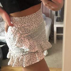 jag säljer den här kjolen i storlek xs från shein. Använd lite förra sommaren! Lite kort i modellen.💗