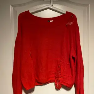 Röd stickad tröja med slitningar från H&M. Köparen står själv för frakten 