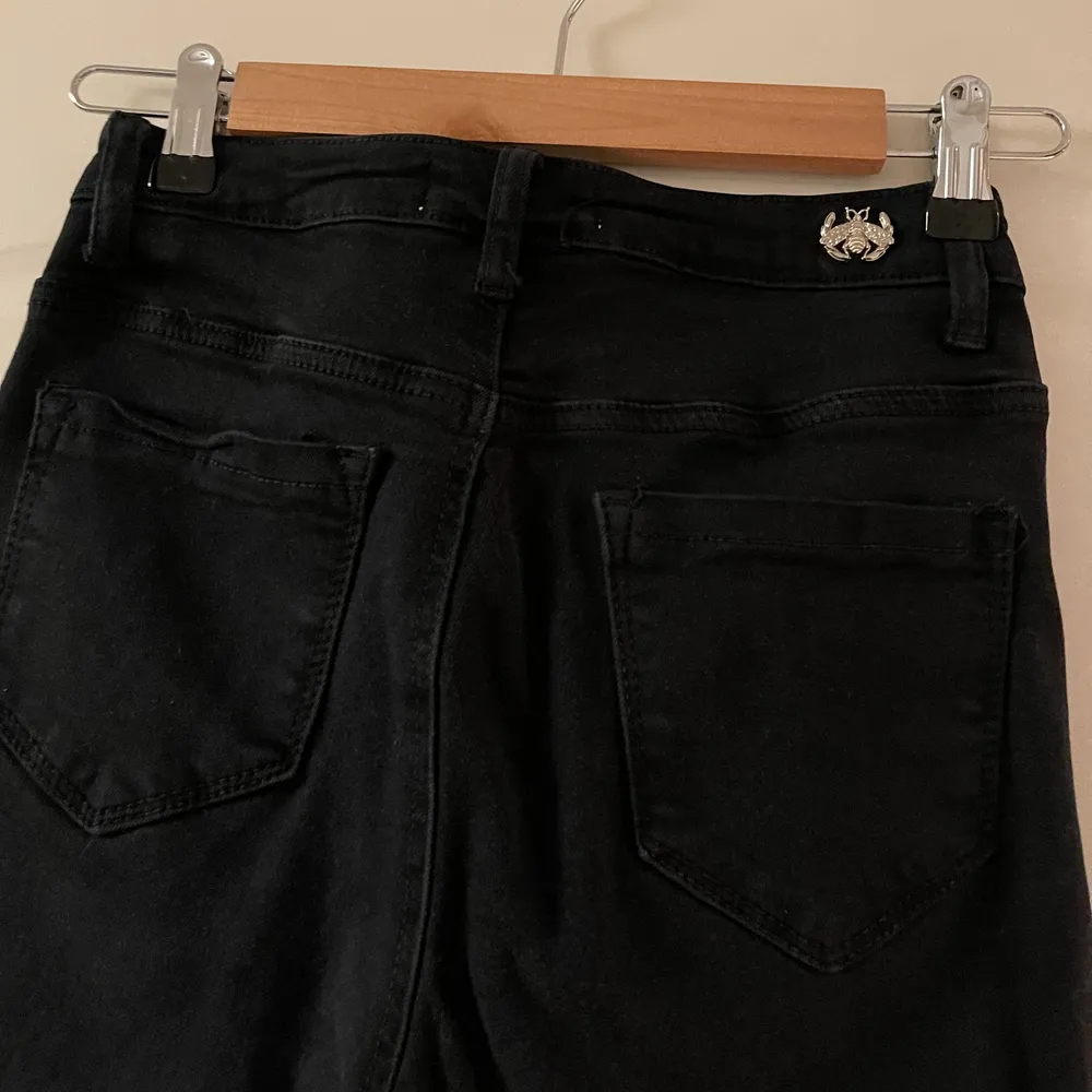 Dessa byxor köptes från Raglady, de är supersköna och har en mid waist passform. Jag är 160 och det sitter lite över ankeln på mig💓💓 rena och hela 🤍. Jeans & Byxor.