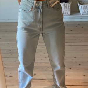 Säljer min snygga jeans från weekday. De har en slits där nere och sitter jätte fint i både ben och rumpa. Har tyvärr gått ner en del i vikt och därmed måste sälja de då de blivit för stora för mig. De är inte alls använda så mycket så är i väldigt gott skick. Frakt tillkommer! 💗💗