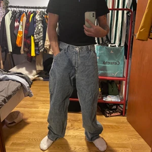 Levis Strl 30/30 - Levis Silver Tab i modellen Carpenter. Det är en loose fit på dessa byxor lite 90’s hiphop vibes. Går att ha de high waisted med ett skärp till. Jag är 166 lång och har strl 28/29 i midjan. Ordinarie pris 1199