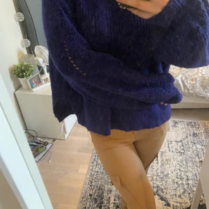 Stickad blå tröja - Denna stickade tröja säljer jag nu eftersom att den är för stor, och därför inte kommer till användning hos mig❤️ Köpare står för frakten!