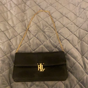 RAPLH LAUREN VÄSKA  - Säljer min väska från raplh lauren dustbag får du med hem. Köpte från 2018.