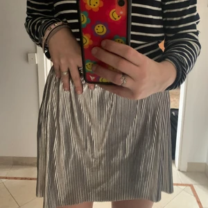 Trendig kjol - En kjol från zara barn avdelningen super fin och bekväm, väligt töjbar så passar nästan alla  