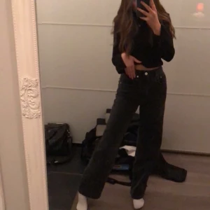 Afj jeans - Jeans från nakd AFJ kollektionen. Vida långa gråa jeans. Limited edition, dom finns inte kvar