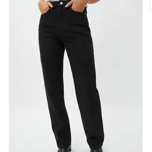 Säljer - Säljer mina svarta byxor från weekday i modellen rowe. Storlek 24/32. Knappt använda, skicka för fler bilder. 220kr + frakt