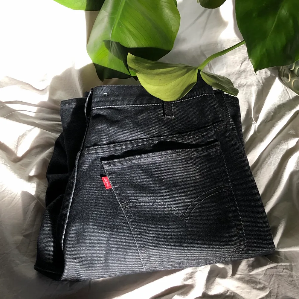 Levi’s sta-pressed jeans i färgen mörkblå med snygga pressveck på vardera ben.                        Pris går alltid att diskuteras ☺️. Jeans & Byxor.
