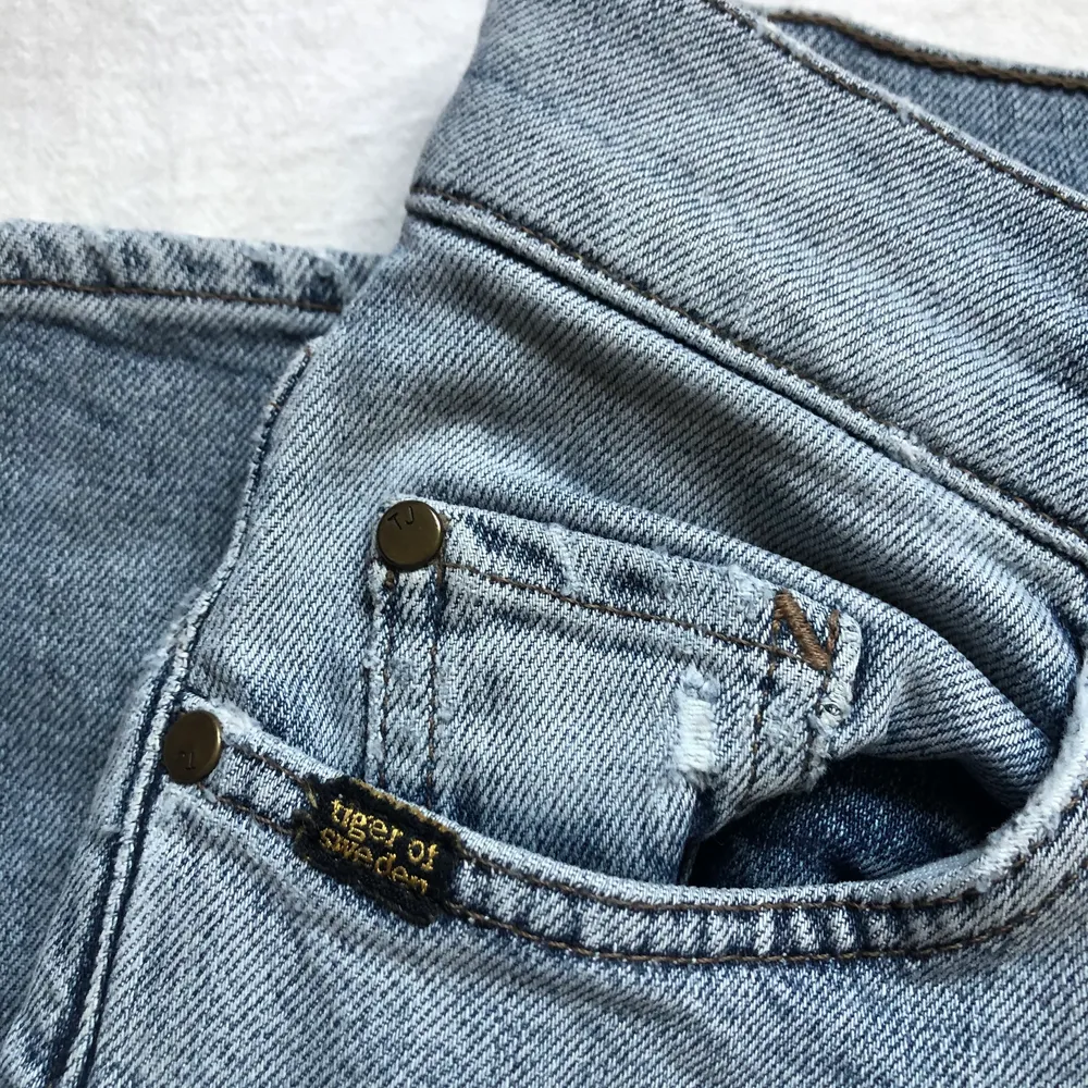 SUPERSNYGGA jeans från Tiger of Sweden 🐅!!!!! Säljer pga för små. De är i strl 26/32. I normalt använt skick 🤍🤍 i den PERFEKTA färgen. . Jeans & Byxor.