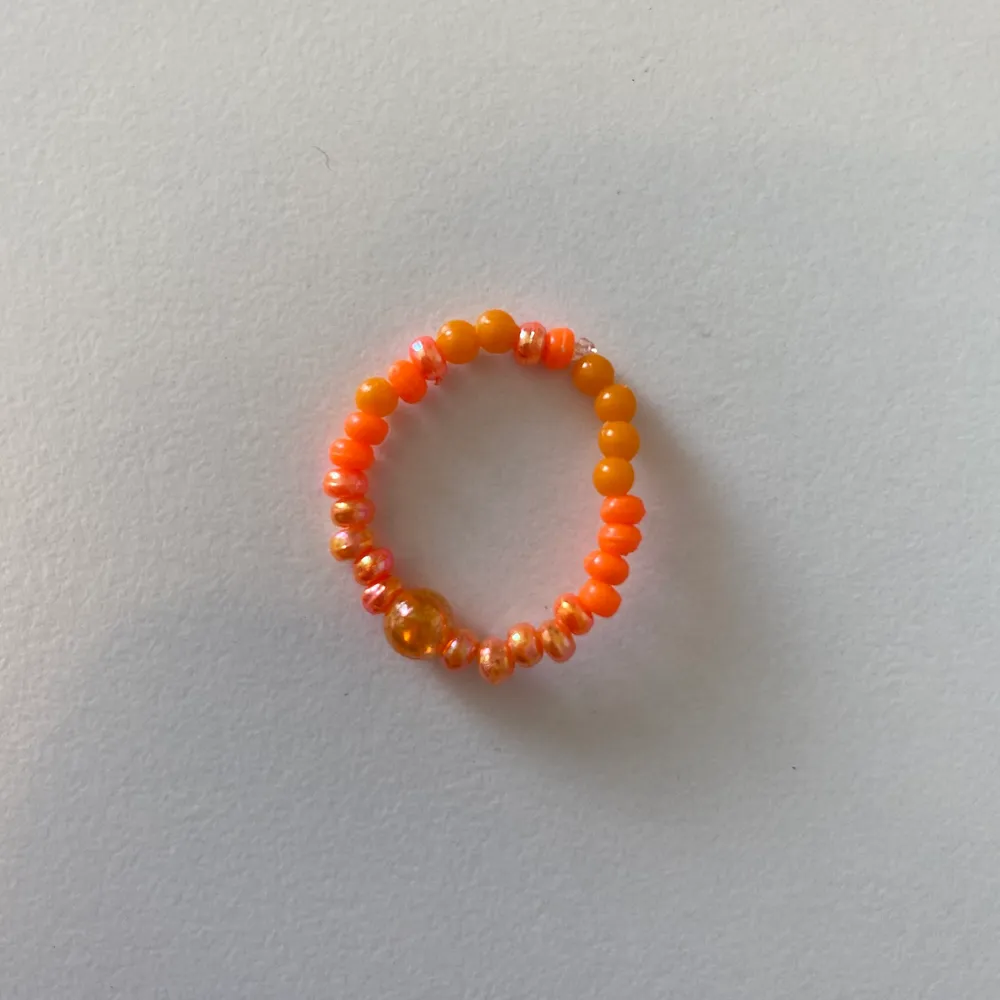 Handgjord orange ring!  . Accessoarer.