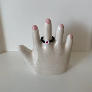 Handgjord ring - Handgjord ring med svarta pärlor och ett hjärta. 