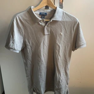 Ralph Lauren piké grå (S/18-20 Y)  - Ralph Lauren piké grå (S/18-20 Y). I bra skick. 