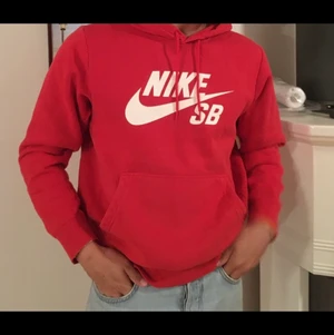 Nike hoddie - Röd nike hoodie i storleken M