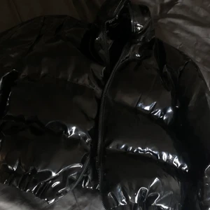 Lack jacka - Glansig jacka från pretty little thing, storlek 36(S) kan gå ner i pris i snabb affär✌️