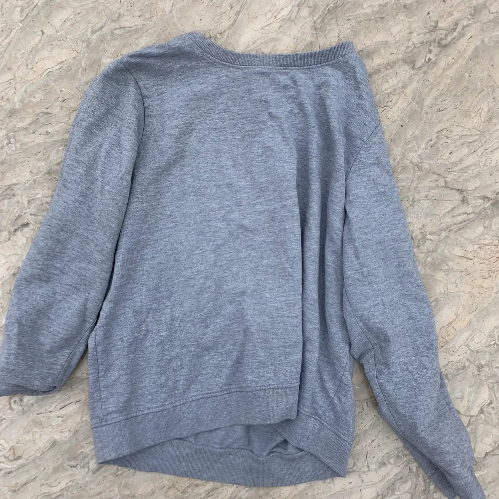 Säljer nu denna grå sweatshirt då den inte kommit till användning, tröjan är köpt på ullared och är i fint skick💗Köparen står för frakt!. Tröjor & Koftor.