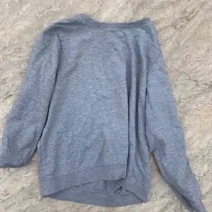 Säljer nu denna grå sweatshirt då den inte kommit till användning, tröjan är köpt på ullared och är i fint skick💗Köparen står för frakt!