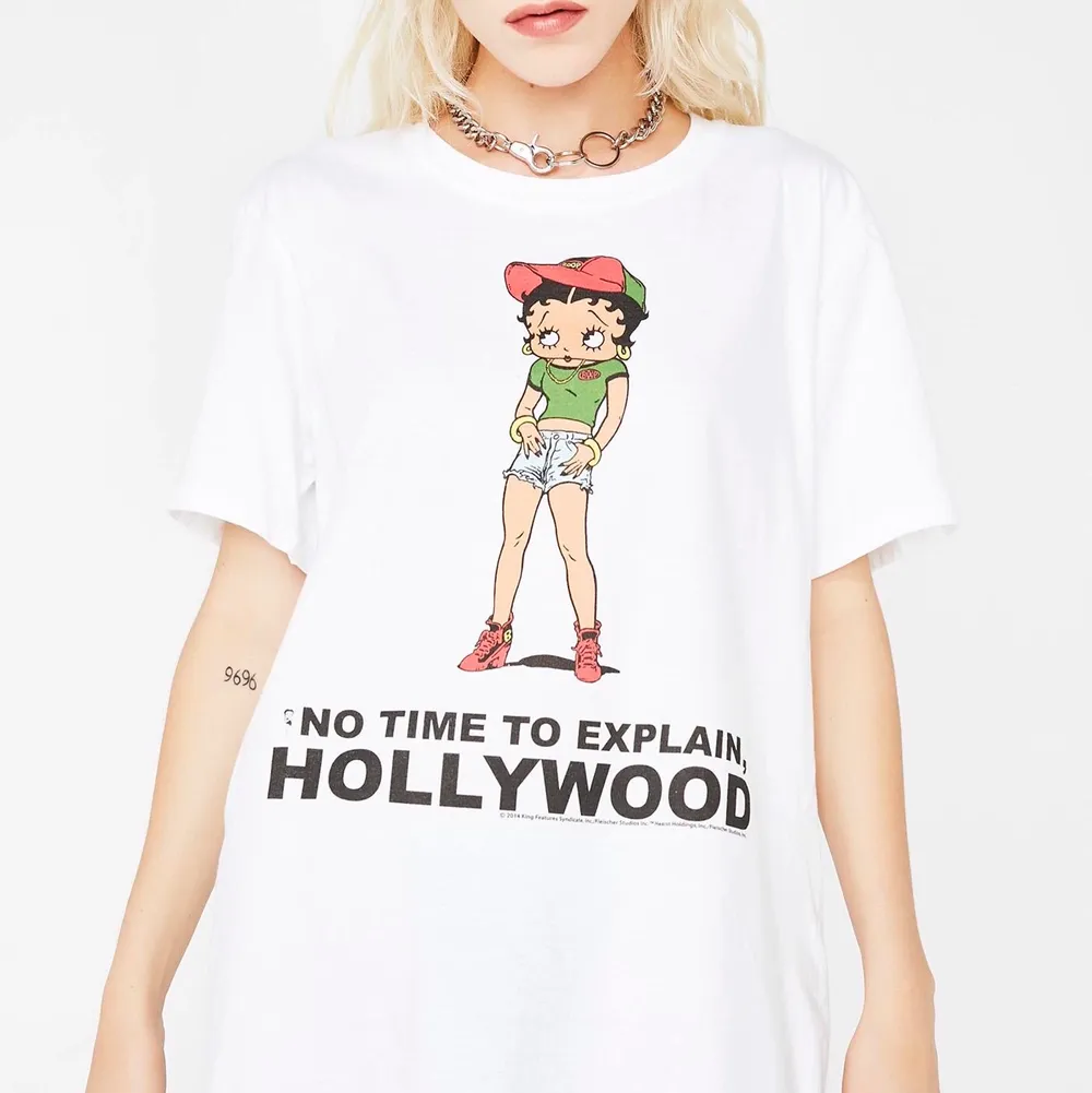 Helt oanvänd t-Shirt från dollskill med Betty Boop på! SÅ COOL! Säljer då den ej passar mig. Passa på att köpa, du slipper tull ;) passar XS-M beroende på hur en vill att tröjan ska sitta. T-shirts.