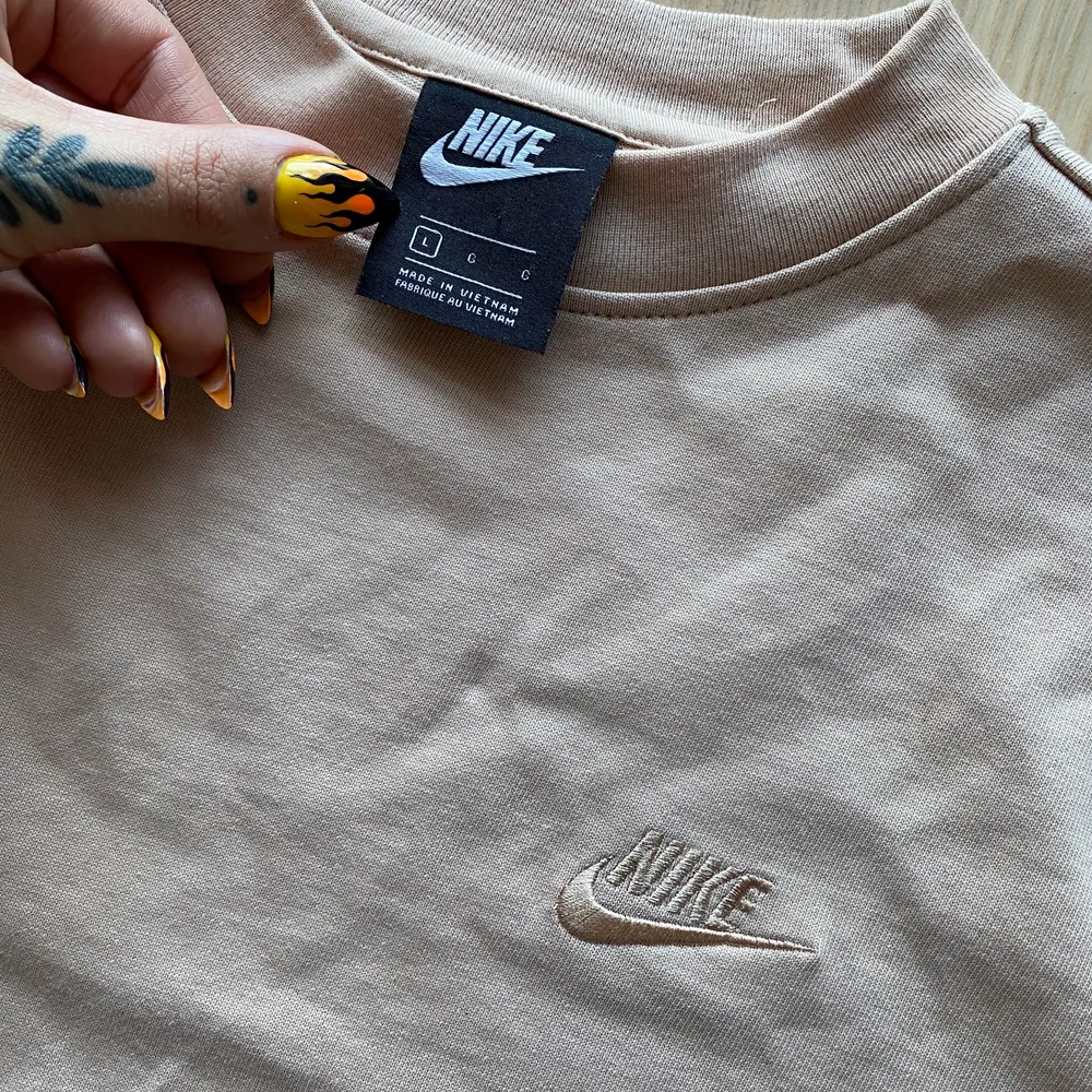 Crop tshirt från Nike i size L, jag är själv xs/s men gillar att den är extra oversize men croppad.. T-shirts.