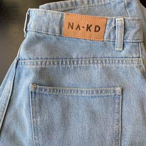 Säljer dessa jeans från NAKD pågrund av de blivit för stora. Är i bra skick och använd ett fåtal gånger. Nypriset 499kr. Säljer för 200kr eller bud. Köparen står för frakten🌻